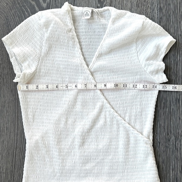 Paper Crane off white smocked crisscross short sleeve top. Women’s Medium - Picture 10 of 11